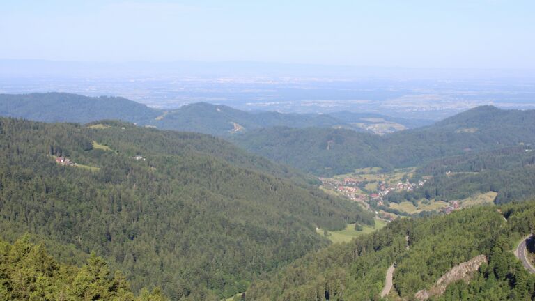 Dieses Bild zeigt eine Webcam-Aufnahme vom Achertal, aufgenommen am Samstag, den 31.05.2025 um 09:10 Uhr. Die Temperatur betrug 23°C.