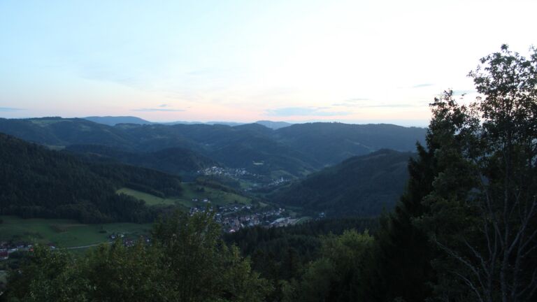 Dieses Bild zeigt eine Webcam-Aufnahme vom Achertal, aufgenommen am Freitag, den 18.09.2026 um 19:50 Uhr. Die Temperatur betrug 13.5°C.