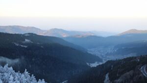 Dieses Bild zeigt eine Webcam-Aufnahme vom Achertal, aufgenommen am Freitag, den 26.12.2025 um 09:00 Uhr. Die Temperatur betrug 0.5°C.