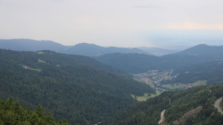 Dieses Bild zeigt eine Webcam-Aufnahme vom Achertal, aufgenommen am Samstag, den 26.07.2025 um 18:50 Uhr. Die Temperatur betrug 15.3°C.
