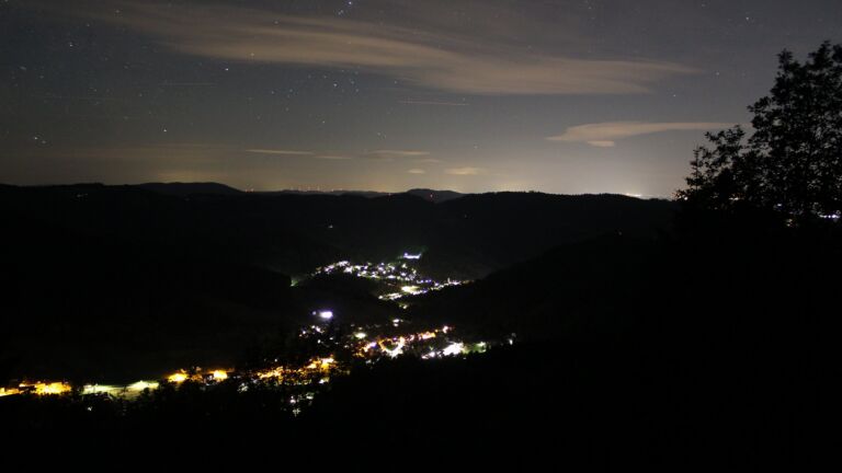 Dieses Bild zeigt eine Webcam-Aufnahme vom Achertal, aufgenommen am Sonntag, den 14.06.2026 um 02:30 Uhr. Die Temperatur betrug 14.1°C.