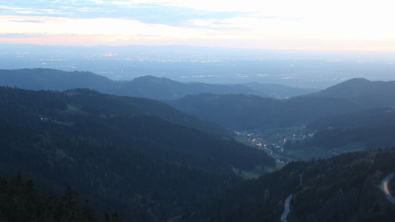 Dieses Bild zeigt eine Webcam-Aufnahme vom Achertal, aufgenommen am Donnerstag, den 16.04.2026 um 20:50 Uhr. Die Temperatur betrug 11.6°C.