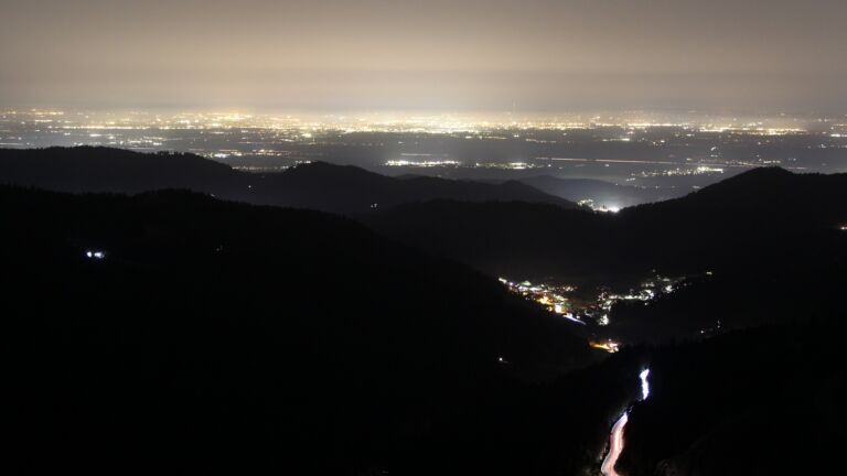 Dieses Bild zeigt eine Webcam-Aufnahme vom Achertal, aufgenommen am Freitag, den 06.03.2026 um 19:40 Uhr. Die Temperatur betrug 10.1°C.