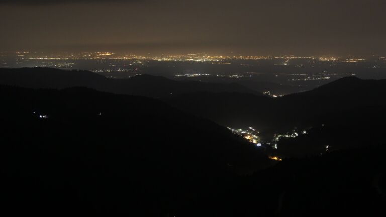 Dieses Bild zeigt eine Webcam-Aufnahme vom Achertal, aufgenommen am Mittwoch, den 27.08.2025 um 22:30 Uhr. Die Temperatur betrug 17.2°C.