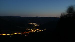 Dieses Bild zeigt eine Webcam-Aufnahme vom Achertal, aufgenommen am Donnerstag, den 09.07.2026 um 22:50 Uhr. Die Temperatur betrug 21.1°C.