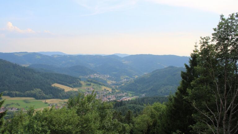 Dieses Bild zeigt eine Webcam-Aufnahme vom Achertal, aufgenommen am Freitag, den 26.06.2026 um 19:10 Uhr. Die Temperatur betrug 34.2°C.