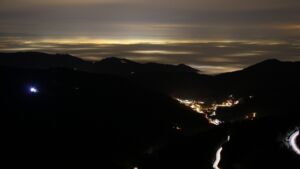 Dieses Bild zeigt eine Webcam-Aufnahme vom Achertal, aufgenommen am Dienstag, den 16.12.2025 um 18:30 Uhr. Die Temperatur betrug 5°C.