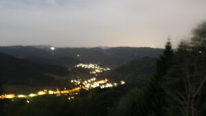Dieses Bild zeigt eine Webcam-Aufnahme vom Achertal, aufgenommen am Donnerstag, den 27.08.2026 um 22:00 Uhr. Die Temperatur betrug 26.6°C.