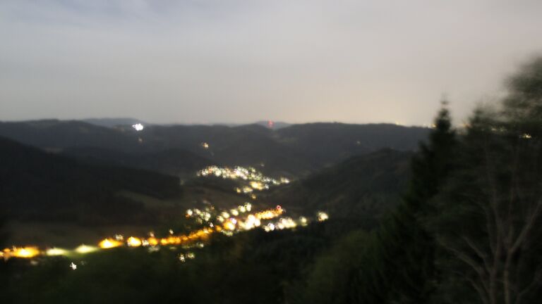 Dieses Bild zeigt eine Webcam-Aufnahme vom Achertal, aufgenommen am Donnerstag, den 27.08.2026 um 22:00 Uhr. Die Temperatur betrug 26.6°C.