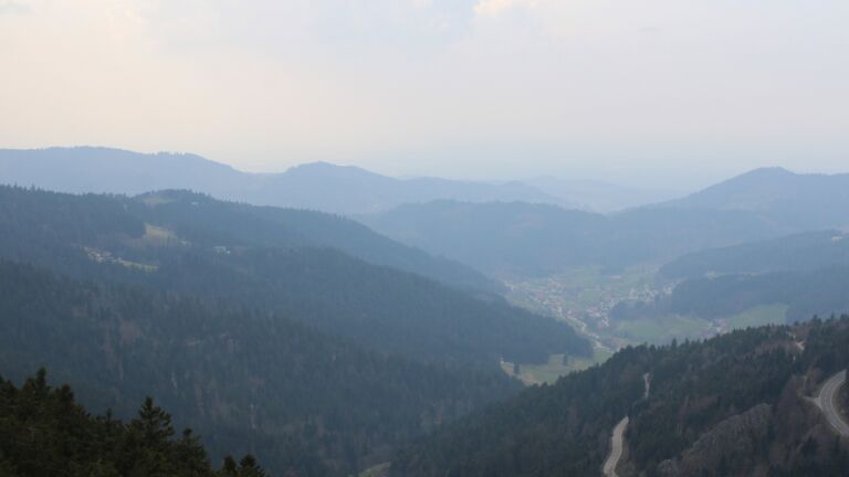 Dieses Bild zeigt eine Webcam-Aufnahme vom Achertal, aufgenommen am Samstag, den 21.03.2026 um 14:30 Uhr. Die Temperatur betrug 5.9°C.