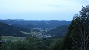 Dieses Bild zeigt eine Webcam-Aufnahme vom Achertal, aufgenommen am Mittwoch, den 08.07.2026 um 05:30 Uhr. Die Temperatur betrug 17.2°C.