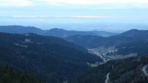 Dieses Bild zeigt eine Webcam-Aufnahme vom Achertal, aufgenommen am Dienstag, den 02.12.2025 um 17:00 Uhr. Die Temperatur betrug 4.6°C.