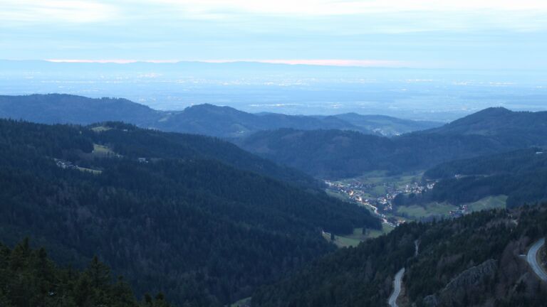 Dieses Bild zeigt eine Webcam-Aufnahme vom Achertal, aufgenommen am Dienstag, den 02.12.2025 um 17:00 Uhr. Die Temperatur betrug 4.6°C.