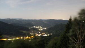 Dieses Bild zeigt eine Webcam-Aufnahme vom Achertal, aufgenommen am Sonntag, den 02.08.2026 um 01:30 Uhr. Die Temperatur betrug 19.7°C.