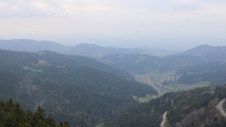 Dieses Bild zeigt eine Webcam-Aufnahme vom Achertal, aufgenommen am Freitag, den 10.04.2026 um 16:10 Uhr. Die Temperatur betrug 6.9°C.