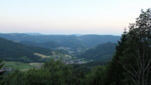 Dieses Bild zeigt eine Webcam-Aufnahme vom Achertal, aufgenommen am Donnerstag, den 18.06.2026 um 21:30 Uhr. Die Temperatur betrug 26.6°C.