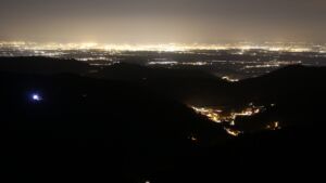 Dieses Bild zeigt eine Webcam-Aufnahme vom Achertal, aufgenommen am Donnerstag, den 18.12.2025 um 19:00 Uhr. Die Temperatur betrug 7.5°C.