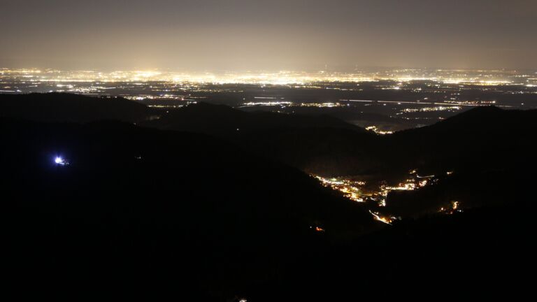 Dieses Bild zeigt eine Webcam-Aufnahme vom Achertal, aufgenommen am Donnerstag, den 18.12.2025 um 19:00 Uhr. Die Temperatur betrug 7.5°C.