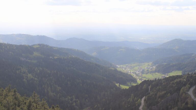 Dieses Bild zeigt eine Webcam-Aufnahme vom Achertal, aufgenommen am Sonntag, den 19.04.2026 um 17:50 Uhr. Die Temperatur betrug 7.9°C.