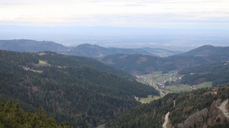 Dieses Bild zeigt eine Webcam-Aufnahme vom Achertal, aufgenommen am Freitag, den 13.03.2026 um 16:50 Uhr. Die Temperatur betrug 7.9°C.