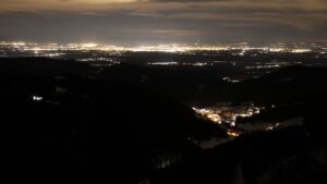 Dieses Bild zeigt eine Webcam-Aufnahme vom Achertal, aufgenommen am Montag, den 12.01.2026 um 23:00 Uhr. Die Temperatur betrug 4.6°C.