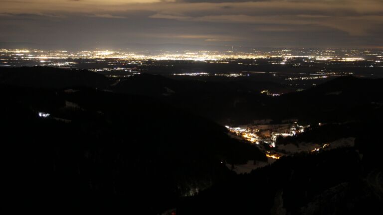 Dieses Bild zeigt eine Webcam-Aufnahme vom Achertal, aufgenommen am Montag, den 12.01.2026 um 23:00 Uhr. Die Temperatur betrug 4.6°C.