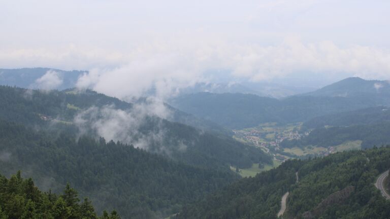 Dieses Bild zeigt eine Webcam-Aufnahme vom Achertal, aufgenommen am Montag, den 02.06.2025 um 09:50 Uhr. Die Temperatur betrug 13.2°C.