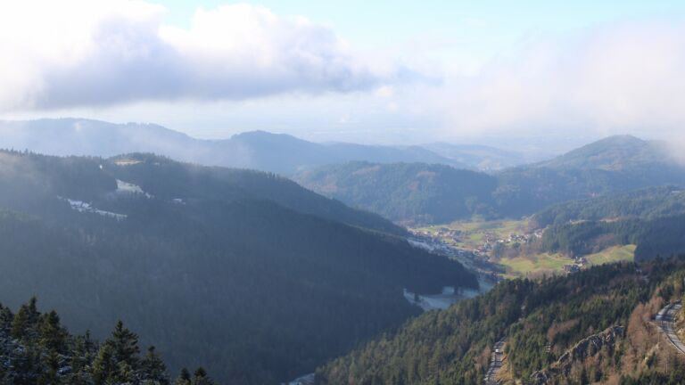 Dieses Bild zeigt eine Webcam-Aufnahme vom Achertal, aufgenommen am Dienstag, den 18.11.2025 um 14:10 Uhr. Die Temperatur betrug 4.4°C.