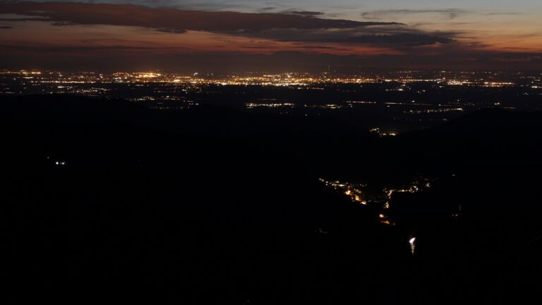 Dieses Bild zeigt eine Webcam-Aufnahme vom Achertal, aufgenommen am Donnerstag, den 16.04.2026 um 21:30 Uhr. Die Temperatur betrug 11.1°C.