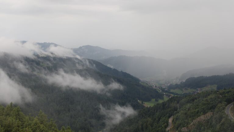 Dieses Bild zeigt eine Webcam-Aufnahme vom Achertal, aufgenommen am Freitag, den 01.08.2025 um 16:50 Uhr. Die Temperatur betrug 13.4°C.