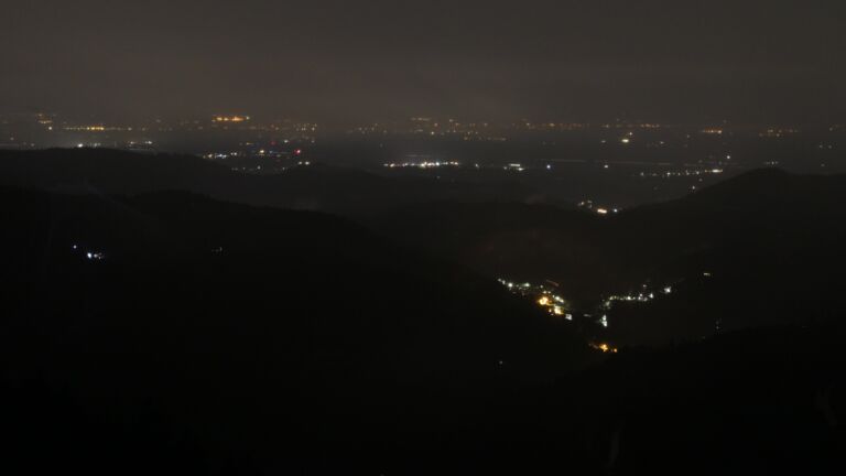 Dieses Bild zeigt eine Webcam-Aufnahme vom Achertal, aufgenommen am Samstag, den 26.07.2025 um 23:20 Uhr. Die Temperatur betrug 11.7°C.