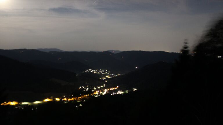 Dieses Bild zeigt eine Webcam-Aufnahme vom Achertal, aufgenommen am Freitag, den 26.06.2026 um 23:40 Uhr. Die Temperatur betrug 29.6°C.
