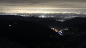 Dieses Bild zeigt eine Webcam-Aufnahme vom Achertal, aufgenommen am Mittwoch, den 26.11.2025 um 19:00 Uhr. Die Temperatur betrug -2.7°C.