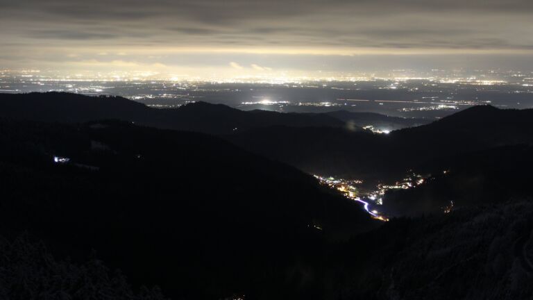 Dieses Bild zeigt eine Webcam-Aufnahme vom Achertal, aufgenommen am Mittwoch, den 26.11.2025 um 19:00 Uhr. Die Temperatur betrug -2.7°C.