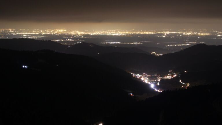 Dieses Bild zeigt eine Webcam-Aufnahme vom Achertal, aufgenommen am Mittwoch, den 24.12.2025 um 18:20 Uhr. Die Temperatur betrug -5.9°C.