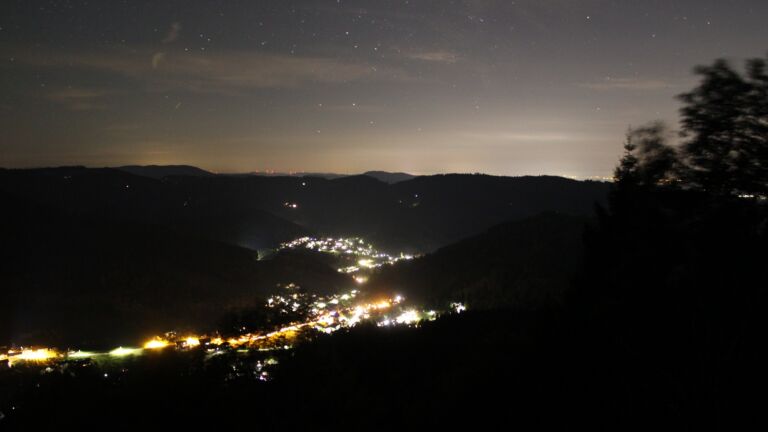 Dieses Bild zeigt eine Webcam-Aufnahme vom Achertal, aufgenommen am Samstag, den 03.10.2026 um 22:30 Uhr. Die Temperatur betrug 15.7°C.