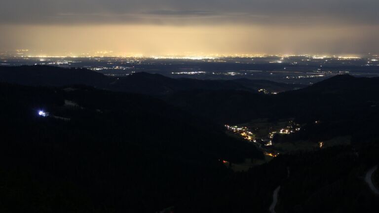 Dieses Bild zeigt eine Webcam-Aufnahme vom Achertal, aufgenommen am Samstag, den 06.12.2025 um 05:30 Uhr. Die Temperatur betrug 2.3°C.