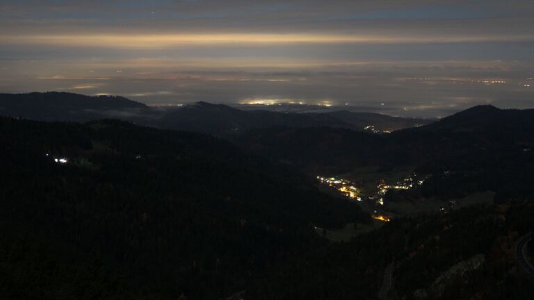 Dieses Bild zeigt eine Webcam-Aufnahme vom Achertal, aufgenommen am Montag, den 10.11.2025 um 01:00 Uhr. Die Temperatur betrug 6.3°C.