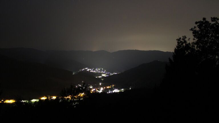 Dieses Bild zeigt eine Webcam-Aufnahme vom Achertal, aufgenommen am Montag, den 17.08.2026 um 01:00 Uhr. Die Temperatur betrug 21.1°C.
