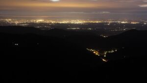 Dieses Bild zeigt eine Webcam-Aufnahme vom Achertal, aufgenommen am Montag, den 04.05.2026 um 21:50 Uhr. Die Temperatur betrug 10.5°C.