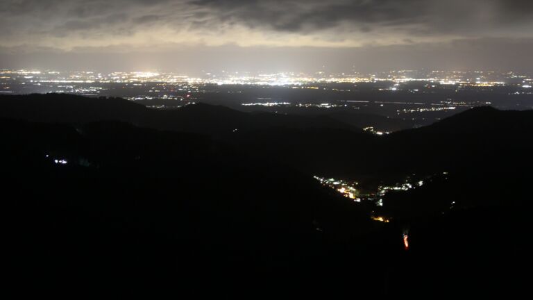 Dieses Bild zeigt eine Webcam-Aufnahme vom Achertal, aufgenommen am Montag, den 15.09.2025 um 21:30 Uhr. Die Temperatur betrug 9.8°C.