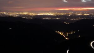 Dieses Bild zeigt eine Webcam-Aufnahme vom Achertal, aufgenommen am Sonntag, den 05.04.2026 um 21:00 Uhr. Die Temperatur betrug 6.9°C.