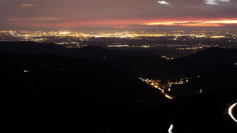 Dieses Bild zeigt eine Webcam-Aufnahme vom Achertal, aufgenommen am Sonntag, den 05.04.2026 um 21:00 Uhr. Die Temperatur betrug 6.9°C.