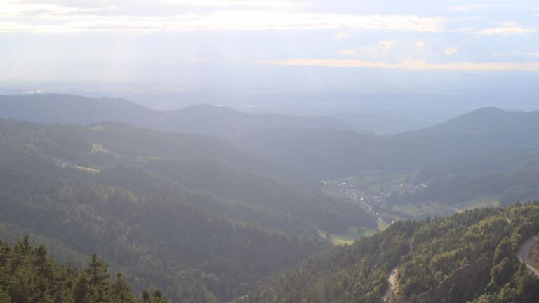 Dieses Bild zeigt eine Webcam-Aufnahme vom Achertal, aufgenommen am Donnerstag, den 28.08.2025 um 18:50 Uhr. Die Temperatur betrug 14.9°C.