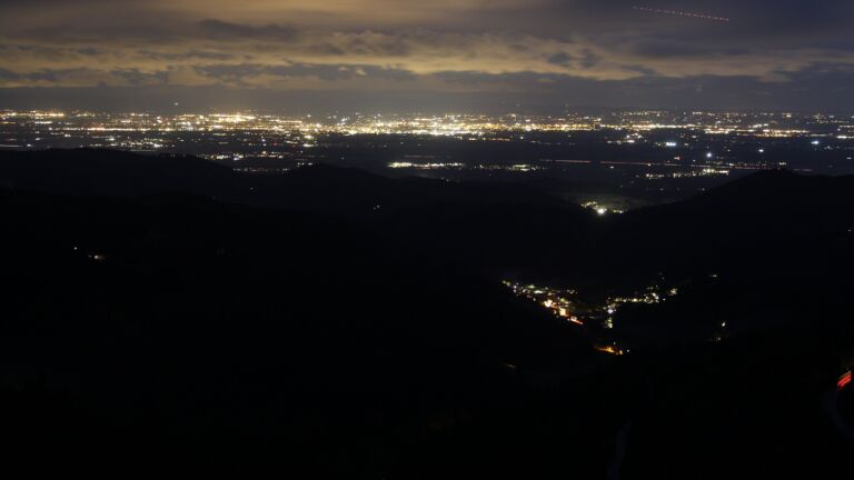 Dieses Bild zeigt eine Webcam-Aufnahme vom Achertal, aufgenommen am Dienstag, den 21.10.2025 um 19:20 Uhr. Die Temperatur betrug 9.1°C.