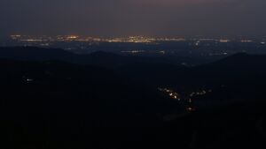 Dieses Bild zeigt eine Webcam-Aufnahme vom Achertal, aufgenommen am Dienstag, den 01.07.2025 um 04:20 Uhr. Die Temperatur betrug 22.4°C.