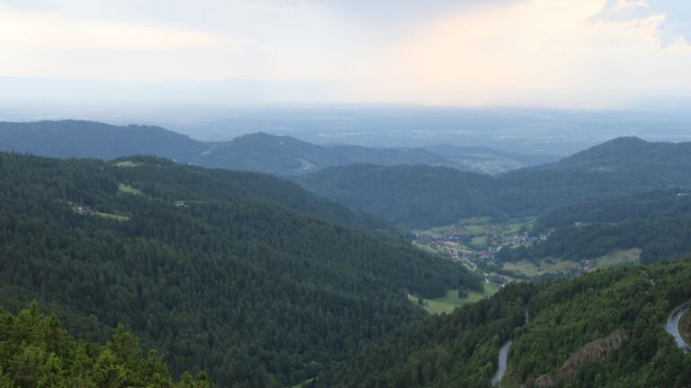 Dieses Bild zeigt eine Webcam-Aufnahme vom Achertal, aufgenommen am Samstag, den 31.05.2025 um 20:40 Uhr. Die Temperatur betrug 16.8°C.