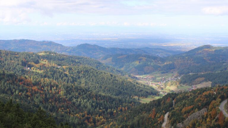 Dieses Bild zeigt eine Webcam-Aufnahme vom Achertal, aufgenommen am Samstag, den 18.10.2025 um 11:50 Uhr. Die Temperatur betrug 6.2°C.