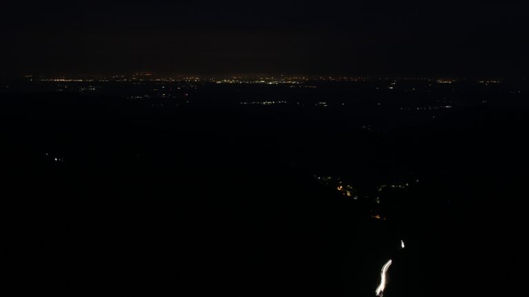 Dieses Bild zeigt eine Webcam-Aufnahme vom Achertal, aufgenommen am Sonntag, den 27.07.2025 um 04:40 Uhr. Die Temperatur betrug 12.8°C.