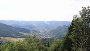Dieses Bild zeigt eine Webcam-Aufnahme vom Achertal, aufgenommen am Montag, den 03.08.2026 um 14:20 Uhr. Die Temperatur betrug 33.2°C.